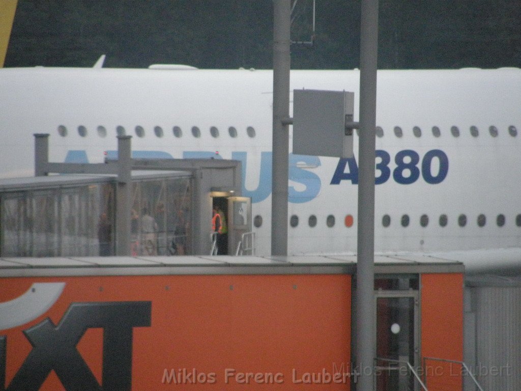 Warten auf den Airbus 380 Koeln Bonn P390.JPG